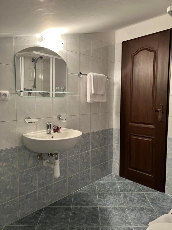 Hotel Marislav Cesnovice Extérieur photo